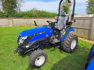 Tractor de Jardín Compacto Solis H25 4WD con Motor Diésel Azul, Transmisión por Engranajes y Enganche Frontal - Product Image 2