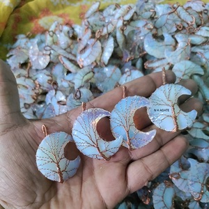 Venta al por mayor Opalite Luna alambre de cobre envuelto colgante piedra semipreciosa artesanía cristal Luna colgante para la venta - Product Image 2