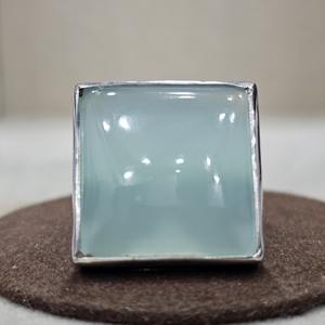 แหวนดีไซน์เก๋จากเยอรมันซิลเวอร์ คุณภาพเยี่ยม ทำด้วยมือ รูปทรงสี่เหลี่ยม ประดับด้วยอะควาแคลซิโดนีและเพชรแบบฝังขอบ - Product Image 1