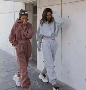 Sweat à capuche court en coton éponge français avec logo personnalisé pour femmes avec col à capuche Boxy brodé sur le devant en relief 3D - Product Image 1