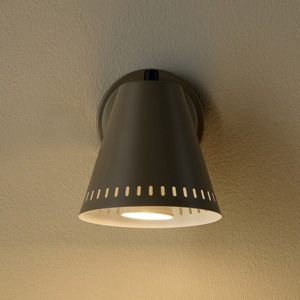 Applique murale de haute qualité en métal doré au design élégant créant une lueur luxueuse pour les intérieurs modernes et classiques - Product Image 4