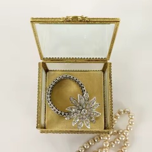 Boîte à bagues moderne et attrayante, en verre transparent hexagonal avec finition cuivrée, pour bijoux, bibelots, boucles d'oreilles - Product Image 3