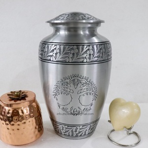 Urne funéraire arbre de vie en aluminium de meilleure qualité finition argentée impression personnalisée fournitures funéraires pour adultes en métal sculpté d'Inde - Product Image 5