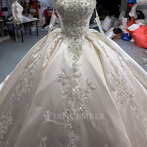 Vestido de Novia Moderno y Minimalista OY017 con Cuello Barco, Cola Capilla, Encaje, Flores y Pedrería - Product Image 3