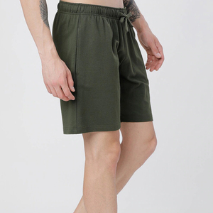 Shorts Bermuda vert olive pour hommes avec taille élastique et poches, style décontracté, tissu respirant - Product Image 3