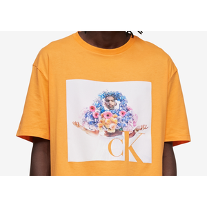 T-shirt girocollo da uomo Calvin Klein a vestibilità rilassata con grafica Pride, 100% cotone, taglia L, arancione, motivo animato, 240 grammi, jersey INS - Product Image 1