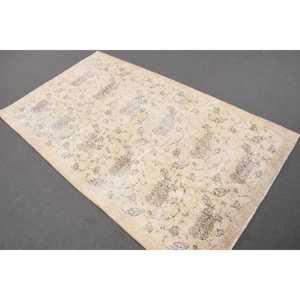 พรมขนสัตว์เปอร์เซียวินเทจขนาด 3.8x6.4 ฟุต สีเบจ ลายปะติดปะต่อ ด้านหลังทำจากยางลาเท็กซ์ที่เป็นมิตรกับสิ่งแวดล้อม - Product Image 1