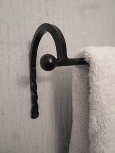 Ganchos de pared antiguos hechos de hierro recuperado con acabado forjado y estilo histórico hecho a mano para casas de época - Product Image 3