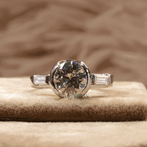 Anillo de compromiso de estilo de 3 piedras de corte redondo y Baguette para mujer - Product Image 6