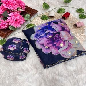 ผ้าไหมเทบี้เนื้อนุ่มพิเศษสำหรับงานปาร์ตี้ ลายพิมพ์ดิจิทัลลายดอกไม้ พร้อมงานตัดแต่งด้วยมือแบบดั้นดาน่า ผู้ผลิตเสื้อผ้าแฟชั่นสำหรับผู้หญิง จำหน่าย - Product Image 1