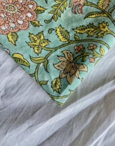 ผ้าฝ้ายพิมพ์ลายดอกไม้สีฟ้าอควา ด้วยเทคนิคการพิมพ์ด้วยมือ ลายเถาวัลย์พฤกษศาสตร์แบบคลาสสิกสไตล์ยุโรป - Product Image 2