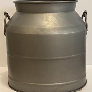 Lata de leche galvanizada de inspiración vintage hecha a mano con forma duradera perfecta para hogares, jardín y decoración de granja al aire libre - Product Image 2