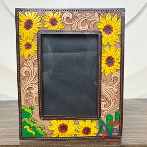 Marcos de fotos de mesa de girasol y cactus de cuero mecanizados a mano estilo occidental diseñador rústico decoración de escritorio 4x6 Pantalla de fotos - Product Image 1