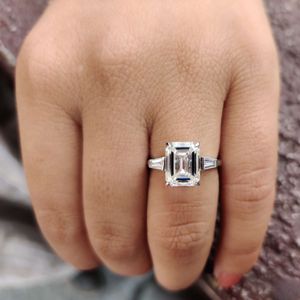 Anillos de boda de Plata de Ley 925 con solitario de diamante cultivado en laboratorio de corte esmeralda clásico de tres piedras para mujer - Product Image 2