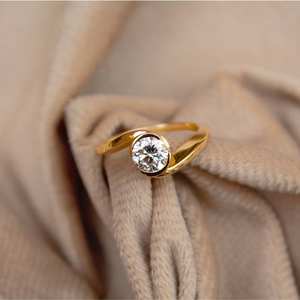 Anillo de corte redondo minimalista de oro macizo de 18 quilates Anillo de moissanita fino de uso diario de lujo con ajuste de punta curva Anillos finos - Product Image 1