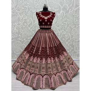 Atractivo Lehenga Choli de Terciopelo Bordado en Color Granate con Dupatta para Vestidos de Novia - Product Image 1