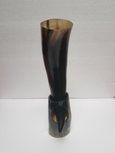Corne à boire viking médiévale en corne de buffle sculptée à la main avec support de corne assorti et porte-corne en cuir pour bière et miad en vente - Product Image 2