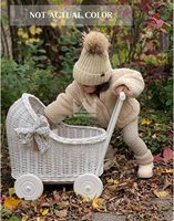 Poussette pour poupée en rotin rose - Fabriquée à la main au Vietnam - Landau pour poupée en osier / Trotteur pour bébé rose avec nœuds floraux et literie