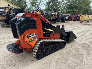 รถตักดินขนาดเล็ก Ditch Witch SK1050 ปี 2018 แบบยืนขับ 37 แรงม้า เครื่องยนต์ดีเซล  น้ำหนักบรรทุก 1062 ปอนด์ พร้อมขาย - Product Image 2