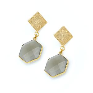 Boucles d'oreilles en pierre de lune grise en laiton plaqué or 18 carats fabriquées à la main | Bijoux de mariage à la mode pour femmes | Marque DUA | Exportateur de Jaipur - Product Image 1