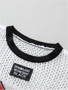 Top de punto de ganchillo ahuecado para hombre, camiseta de manga corta con cuello redondo y gráfico de letras - Product Image 3