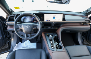 VENTES EXCEPTIONNELLES 2024 – Toyota Crown Limited Berline d'occasion - Product Image 4