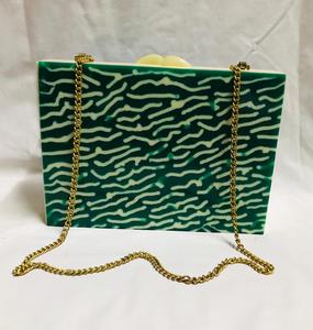 Bolso de mano de resina para mujer de diseñador hecho a mano 100%, bolso de mano con correa de cadena, cierre de solapa, fiestas de bodas, rentable y elegante - Product Image 6