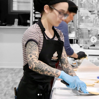 Tablier de Chef Noir Personnalisable avec Logo, Poches, Sangle Réglable, Tissu Sergé, Unisexe, Uniforme de Cuisine pour Hommes et Femmes, Vente en Gros