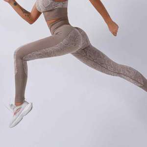 Leggings de gym personnalisés au design unique pour femmes, vêtements de fitness 100% coton de haute qualité, disponibles dans toutes les tailles pour les exercices d'hiver. - Product Image 3