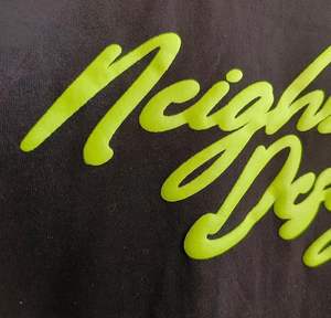 เสื้อยืดผู้ชายแบบสวมใส่สบาย น้ำหนักเบา พิมพ์ลายพัฟฟ์ ออกแบบตามสั่ง ขายส่ง OEM เหมาะสำหรับใส่ลำลอง ออกกำลังกาย เล่นกีฬา ฟิตเนส ผ้าถัก - Product Image 2