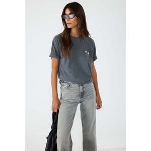 Camiseta con cuello redondo y adornos florales de piedra antracita - Product Image 1