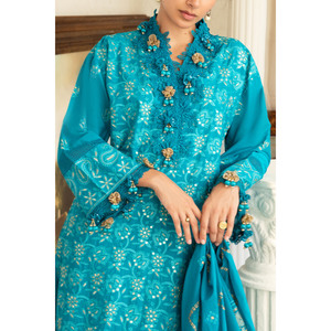 ชุดสูทผ้าลอนปักลายซารีและเลื่อมสำหรับผู้หญิง 3 ชิ้น พร้อมผ้าคลุมไหล่พิมพ์ลายทองและเคลือบเงา รุ่น DN-52042 - Product Image 2