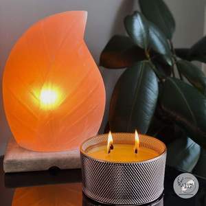 Lampe à sel rose de l'Himalaya biologique faite à la main avec un design de feuille artistique sur un socle en bois pour une décoration intérieure naturelle et la relaxation - Product Image 4