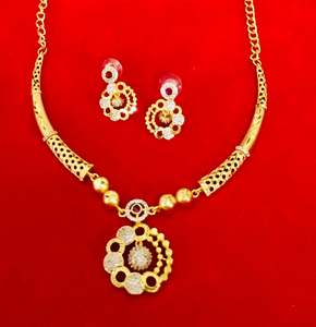 Ensemble de bijoux de mode vintage de Dubaï Boucles d'oreilles plaquées or 24 carats Broches Peignes Bangles avec perle Matériau en cuivre Cadeau principal Pakistan - Product Image 1