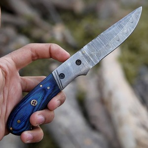 Cuchillo Plegable de Acero de Damasco Forjado a Mano, Cuchillo de Bolsillo con Mango de Resina Azul y Funda de Cuero, 8 Pulgadas en Total - Product Image 2