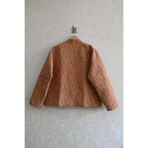 Veste en coton tissé matelassée réversible faite à la main pour femmes, imprimé floral en blocs, manches longues, écologique, boutons, vêtements d'hiver - Product Image 4