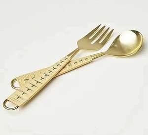 ชุดช้อนส้อมสลัดสแตนเลสชุบทองพร้อมด้ามจับหวาย สำหรับชุดอาหารและเครื่องครัว - Product Image 1