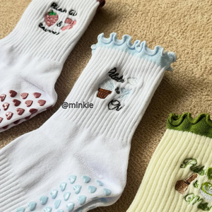 Chaussettes de Pilates antidérapantes en coton doux personnalisées pour femmes avec logo brodé Pilates Matcha Addict pour les amateurs de matcha - Product Image 3