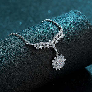 Colgante de diamante de moissanita de brillo superior con acabado elegante estilo moderno adecuado para uso diario de mujer y uso de regalo - Product Image 3