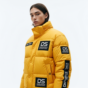 Venta al por mayor de alta calidad de los hombres Casual Puffer Parka estilo sólido con logotipo personalizado de pie chaqueta de cuello abrigo Venta caliente a bajo precio - Product Image 1