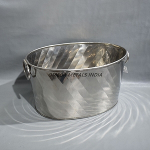 Grand pot de fleurs en acier inoxydable avec finition galvanisée, seau minimaliste fabriqué à la main en argent pour l'extérieur et l'intérieur - Product Image 3