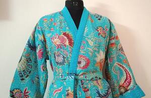 Robe Kantha Bohème Faite Main pour Femmes XL Imprimé Floral Hiver Veste matelassée Varsity Veste Kantha Florale avec Motif de Lettres - Product Image 2