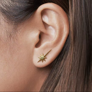 Boucles d'oreilles minimalistes et délicates en forme d'étoile, étoile du nord céleste, en vermeil doré, bijoux étoiles minuscules, accessoires de mode tendance - Product Image 1