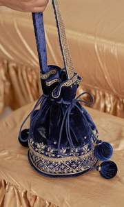 2024 impresionantes bolsos de muñeca Potli de seda de terciopelo azul marino cuentas de cristal bordado de piedra Zari para bodas y fiestas - Product Image 2