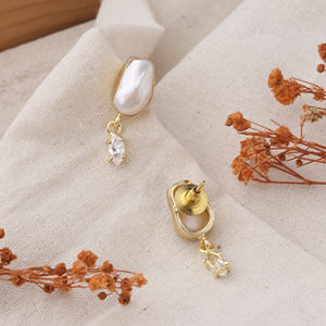 Boucles d'oreilles tendance pour femmes en laiton imitation perle goutte d'eau pour les soirées - Product Image 2