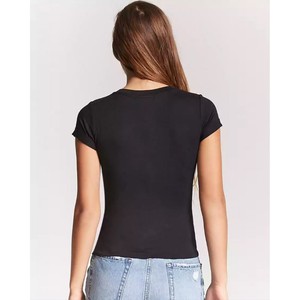 Vente en gros T-shirts noirs à col en V profond coupe ajustée pour femmes, toutes occasions, T-shirts à la mode pour femmes avec impression et étiquetage personnalisés - Product Image 3