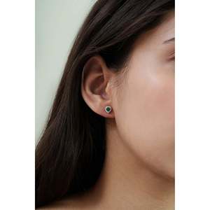 Boucles d'oreilles en or 14 carats avec émeraude taille émeraude et cœur pour femme - Bijoux tendance pour fiançailles et mariage - Product Image 2