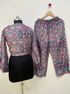 ชุด PJ 2ชิ้นทำด้วยมืออินเดียพร้อมเสื้อครอปผ้าไหมแขนกระดิ่งเสื้อและ Palazzo สำหรับผู้หญิงน้ำหนักเบาและนุ่มสบาย - Product Image 6