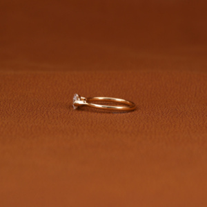 Anillo de bodas clásico de oro amarillo de 18 quilates con ajuste de garra elegante solitario corte Marquesa diamante cultivado en laboratorio certificado IGI - Product Image 2