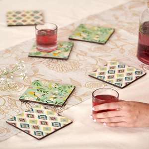 Ensemble de dessous-de-verre en bois classique artisanal avec motifs d'art en émail vibrants, écologiques et durables pour le service du thé et du café - Product Image 2